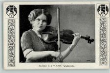 Violinistin Anny Lemdorf Geiger