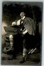 W8400 Stadtamhof Junger Mann inTracht mit Pfeife im Fotostudio Ort lt. Fotograf Janner Reißnagelloch Zither Gebrauchsspuren