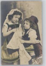 Foto AK - Kinder in Trachten beim Nähen Nähen 1900