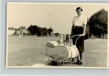 Frau mit einem Kinderwagen Privatfoto 1940 FOTO KEINE AK