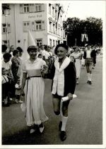 72379 W7450 Hechingen 1964 Foto AK Umzug beim Hotel Rad AK