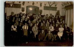 84359 W8346 Simbach a. Inn Foto AK Gruppe Mann Frau Geweih Bier Krug Ort handschriftlich