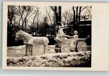 W8000 München Eisskulptur einer zweispännigen Droschke Ort handschriftlich Kutsche Privatfoto AK