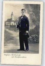 Junge mit Buch Konfirmation
