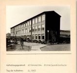 27472 W2190 Altenwalde FOTO KEINE AK Mittelpunktschule Foto montiert auf Karton