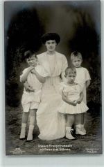 mit ihren drei Söhnen , sehr gute Erhaltung AK Adel Kronprinzessin Cecilie Foto AK