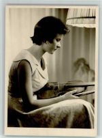 Frau mit einer Geige, gute Erhaltung AK Streichinstrument Foto AK