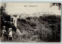 56035 Lari 1921 - Frauen in Tracht vor der Stadt