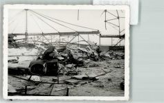 zerstörter Hangar ausgebranntes Flugzeug, Gebrauchspuren Flugwesen WK II FOTO KEINE AK