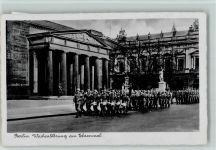 W1000 Berlin Mitte Wachablösung am Ehrenmal Stadt mit Hakenkreuz