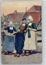 Junge Leute in Trachten mit Holzschuhe aus Volendam und Strickzeug Serie 116 Nr. 2375 AK Stricken 1911
