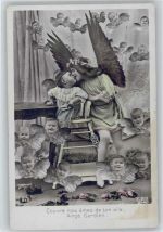 Fotomontage - Baby im Hochstuhl, Mädchen als Engel und kleine Engelsköpfe fliegen umher , Foto AK Verlag E.P.R. Engel