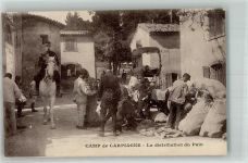 13000 Marseille Foto AK La disribritation du Pain Uniform Lager Carpiagne