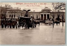 37073 W3400 Göttingen , Niedersachs 1909 - Überschwemmung Platz am Kriegerdenkmal Pferdekutsche Soldaten Uniform