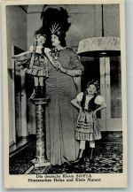 Deutsche Riesin Sofia und kleinste Prinzesschen Helga Riese