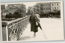 56130 W5427 Bad Ems Privatfoto AK Brücke Frau Mantel Regenschirm Cafe Weber Ort handschriftlich