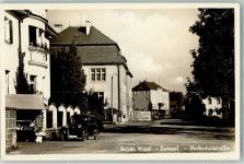 94227 W8372 Zwiesel 1943 Foto AK Fachschulstrasse Auto