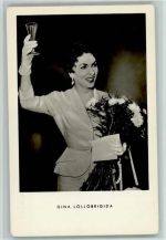 Gina Lollobrigida mit Sektglas und Nelkenstrauß Filmschauspieler
