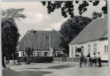 18569 O2331 Schaprode - Haus Baum Zaun Fahrrad Fußgänger