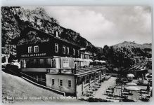 6672 Haller - Hotel Alpenhof Auto Tisch Stuhl Baum Berg