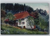 Frau mit Kind auf dem Arm vor dem Haus Schwarzwaldhaus 1925