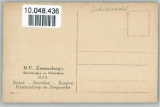 Frau mit Kind auf dem Arm vor dem Haus Schwarzwaldhaus 1925