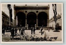 Feldherrnhalle mit Hakenkreuz Fahnen AK WK II Stadt mit Hakenkreuz Foto AK