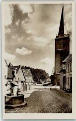 24306 W2320 Plön - Kirche Dorfbrunnen