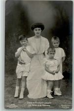 mit ihren Söhnen, Liersch 3468 - gute Erhaltung AK Adel Kronprinzessin Cecilie Foto AK