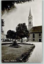 94447 W8350 Plattling - Pfarrkirche Grünanlage Oldtimer