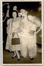 W1000 Berlin Mitte Werbung für die Eisrevue in Berlin Eisbär 1951 Privatfoto AK