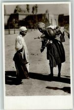 Limonadenverkäufer mit zwei Kindern vor einer Moschee Arab. Volkstyp