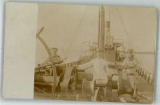 Drei Männer an Bord eines Dampfers Privatfoto AK Marine Gebrauchsspuren