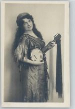 Foto AK Mignon Zigeunerin mit einem Banjo, Mandoline oder Laute Zupfinstrument