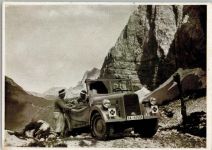 Deutsche Bergwacht Nr. 4 - Ein abgestürzter Bergsteiger wird im Geländewagen untergebracht Bergwacht