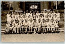 W8000 München Schwimmverein Gruppenfoto Hakenkreuz am Schild U.F.v.S. Verein für Volkst. Schwimmen Ort lt. Fotograf Haus Willy Walcher Stadt mit Hakenkreuz 1938 Privatfoto AK