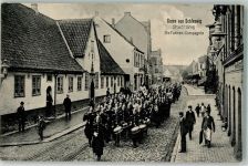 24837 W2380 Schleswig Foto AK Stadtweg Die Fahnen-Kompagnie Trommeler Bläser Pickelhauben