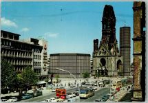 W1000 Berlin Mitte Blauer Mercedes parkt vor VW Bulli U Bahnstation Mercedes