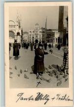 Frau beim Taubenfüttern Vogel