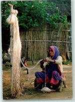 Frau bei der Jute-Arbeit