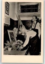 O5300 Weimar , Thür Mahn- und Gedenkstätte Buchenwald Zelle von Pfarrer Paul Schneider Junge Pioniere legen Blumen ab Jüdische Gedenkstätte FOTO KEINE AK