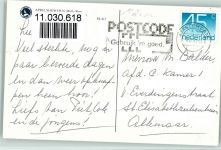 sign Molly Brett - Feldmäuse suchen Schutz vor Regen unter einer Blume 1981 AK Maus Künstlerkarte