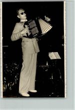 Foto AK Mann mit einem Akkordeon Ziehharmonika