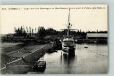 Port Reunion - Paquebot des Messagevies Maritimes dans le port a Pointe-des-Gallets Segelschiff