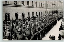 Parade der Wehrmacht mit Karabiner K 98 mit aufgepflanztem Bajonett Waffe WK II Privatfoto AK