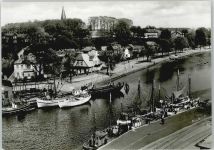 24340 W2330 Eckernförde - Hafen Meer Schiff Haus Straße Baum Fußgänger