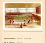 26757 W2972 Borkum FOTO KEINE AK Wellenbad Innenaufnahme Badekappenpflicht Foto montiert auf Karton