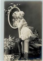 Strumpfband Spiegel Negligee AK Glamour (Erotik) Foto AK