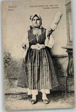 Okrug Pirot Costume nationale Frau mit einer Spindel Trachten Serbien 1916