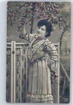 Frau in Kleid Glitzer